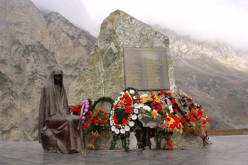 Памятник погибшим в Кармадонском ущелье на месте схода ледника. Фото: Владимир Мукагов/ТАСС